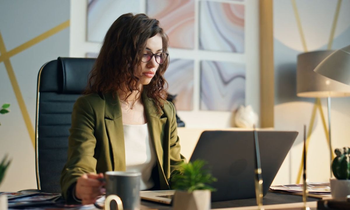 prikaz devojke koja koristi laptop u kancelariji